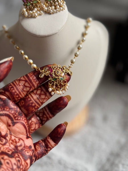 One-Line Pear Chain with Beautiful Flower Pendant & Studs