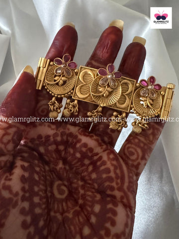 Antique Look Stonework Bracelet with Flower Design