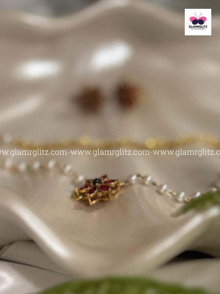 Simple one-line neck set