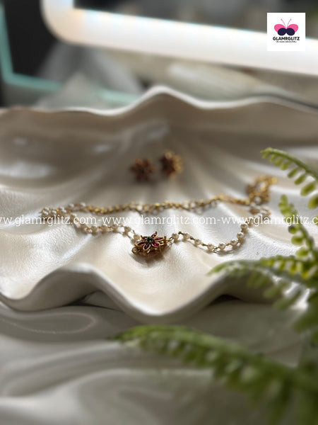 Simple one-line neck set