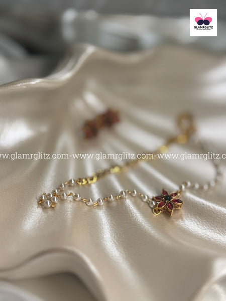 Simple one-line neck set