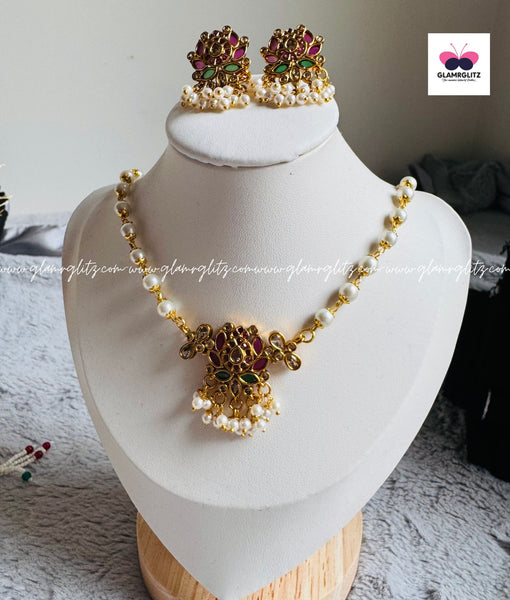 One-Line Pear Chain with Beautiful Flower Pendant & Studs